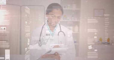 Kadın doktor, klinikte steteskopla hasta belgelerini inceliyor. Sağlık, teknoloji, profesyonellik, yenilik, tıbbi, tanı, dijital