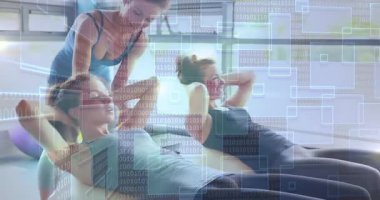 Stüdyoda mekik çeken spor eğitmeni ikili kod dikdörtgenlerini gösteriyor. Atletik, egzersiz, modern, sağlık, motivasyon, dinamik, dijital