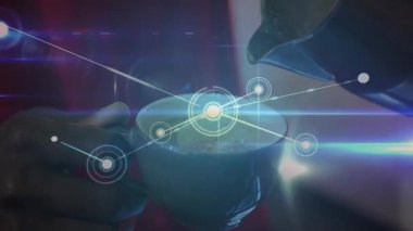 Teknoloji sahnesinde biri parlayan ağ düğümlerini gösterirken elinde kahve fincanı tutan kişi. Fütürist, teknoloji, dijital, bağlantı, yenilik, modern, gösterişli