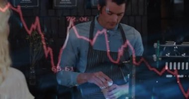 Müşteri, kahve dükkanında sırıtarak arkasını dönüyor. Kahveci elinde kırmızı finans grafiği olan bardağı tutuyor. Cafe, misafirperverlik, modern, enerjik, neşeli, sıradan, iç mekan.