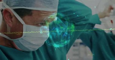 Ameliyathanede cerrahi maskeyi ayarlayan, dijital veri küresini gösteren bir sağlık uzmanı. Tıbbi, yenilik, fütüristik, klinik, teknoloji, kesinlik, sağlık