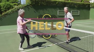 Son sınıf çifti raket yükseltiyor ve internette beşlik çakıyor, neon hello grafikleriyle sağlığı destekliyor. Son sınıf, çiftler, atletik, aktif, boş, enerjik, açık hava.