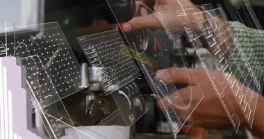 Barista 'nın elleri fincanın üzerine espresso filtresi yerleştiriyor, para tablolarını ve veri tablolarını örtüyor. Profesyonel, ticari, teknoloji, finans, modern, yenilik, operatör