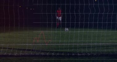 Erkek futbolcu gol ağında topa vuruyor ve spor analitik çizgi grafiği yüzdeleri gösteriyor. Sporcu, rekabet, performans, taktik, dinamik, dijital, enerjik