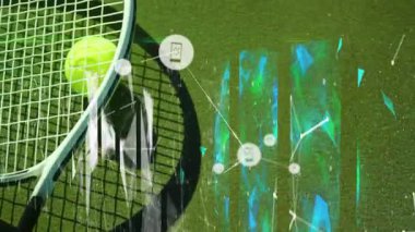 Tenis raketi ve sarı top dijital ağ grafikleriyle yeşil tenis kortunda canlandırılıyor. Spor ekipmanları, bağlantı, yenilik, açık hava, dijital teknoloji, enerjik, rekabetçi
