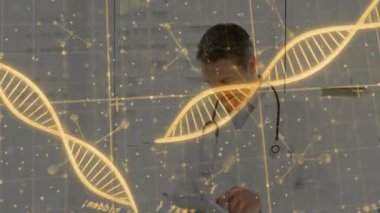 Araştırma laboratuarındaki panoyu inceleyen erkek doktor steteskop ve dijital DNA sarmalı çizimleri gösteriyor. Tıbbi, yenilik, fütüristik, biyoteknoloji, teknoloji, sağlık, bilim