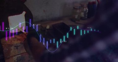 Demirci, metal işleme atölyesindeki metal çubuğu animasyon şamdanları ve çizelgeleriyle ısıtıyor. Sanayi, zanaat, metalurji, atölye, mühendislik, imalat, kesinlik