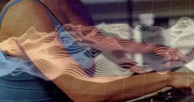 Beden eğitimi koşu bandında koşan iki kadın dijital ızgara örtüsü ve dalga biçimi verileri sergiliyor. Fitness, collaboration, technology, wellness, viviviality, motivation, modern