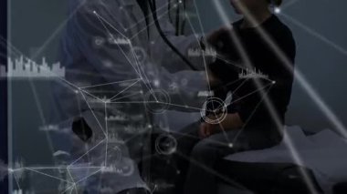 Klinikte steteskop kullanan erkek doktor dijital ağ ve çizelgeleri gösteriyor. Tıbbi, sağlık, tanı, dijital, klinik, yenilikçi, pediatrik