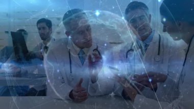 Holografik dünya ile etkileşen hasta verilerini inceleyen tıbbi ekip ağ örtüsü ve çizelgeleri inceliyor. İşbirliği, sağlık, dijital, teknoloji, profesyonellik, yenilik, takım çalışması