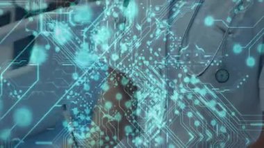 Klinikte steteskopla tableti inceleyen kadın doktor holografik devre örtüsü gösteriyor. Sağlık, teknoloji, yenilik, tıbbi, profesyonellik, dijital, iletişim