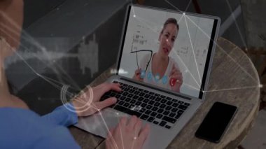 İş yerinde dizüstü bilgisayarda yazan, akıllı telefondan ağ bağlantısı grafiklerini gösteren bir adam. Teknoloji, uzaktan çalışma, iletişim, işbirliği, modern, üretkenlik, dijital