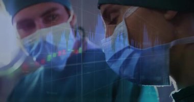 Maskeli cerrahlar steril ameliyathanede ameliyat yapıyor, sağlık sigortası tablosu sergiliyorlar. Tıbbi, takım çalışması, profesyonel, dijital, yenilikçi, klinik, analiz