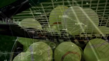 Canlandırılmış 3D render ağ düğümleriyle hizalanan yeşil tenis toplarını gösteriyor. Spor ekipmanları, yenilik, dijital arayüz, veri görselleştirme, analitik, teknoloji, bağlantı