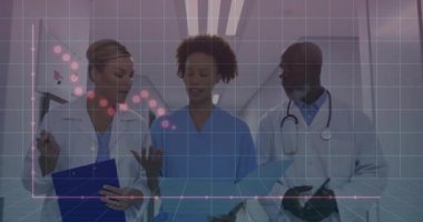 Sağlık ekibi hastane koridorundaki verileri inceliyor, şeffaf ızgara ve pembe nokta grafiği gösteriyor. Tıbbi, işbirliği, tanı, teknoloji, profesyonel, sağlık, analitik