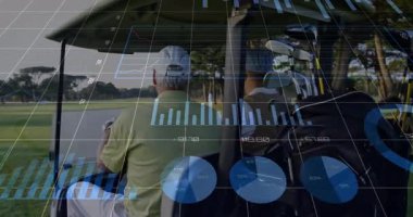 Pistte golf arabası süren iki erkek golfçü, animasyon finans grafiği örtüşmesi sergiliyor. Açık hava, boş zaman, eğlence, manzara, arkadaşlık, aktif, canlı