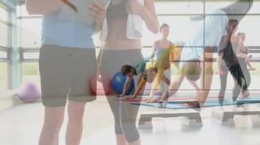 Animasyon çizelgeleri ve halter simgeleri havada süzülürken jimnastik hocası müşteriye rehberlik ediyor. Sağlık, motivasyon, eğitim, canlılık, egzersiz, sağlık, koçluk