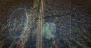 Yukarıdan insansız hava aracı taraması, UI şebeke hatlarıyla çift yönlü toprak yol gösteriyor. Hava, manzara, keşif, teknoloji, yaban hayat, navigasyon, engebeli