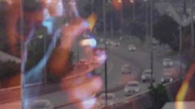 Bar sahnesinde el ele tutuşan bardaklar, hareketli şehir trafik ikonları ve ışık örtüleri. Soyut, gececi, sinematik, enerjik, gece hayatı, şehircilik, atmosfer