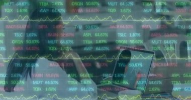 Ana-kız, merkez ofisteki mali verileri analiz ediyor. Canlı hisse senetleri ve grafikleri gösteriyor. İşbirliği, çoklu görev, danışmanlık, odaklanma, modern, yenilik, ev işyeri