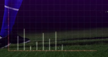 Futbolcu çimlerde topa vururken analitik teknolojisi eflatun istatistikleri gösteriyor. Atletik, performans, dijital, yenilik, spor giyim, hareket, teknoloji