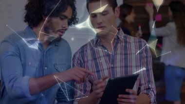 Holografik küreyi ve ağ örtüsünü gösteren tableti inceleyen iki erkek meslektaşım var. Teknoloji, yenilik, takım çalışması, dijital, kurumsal, fütüristik, işbirliği