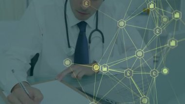 Erkek doktor cam masadaki panoya yazı yazıyor, animasyon sağlık verileri grafikleri gösteriyor. Profesyonel, analitik, modern, sağlık, danışma, dijital, iş