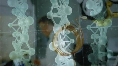 Laboratuvar bankında mataralarla çalışan üst düzey bir bilim adamı DNA sarmal grafiklerini araştırma için örtüyor. Araştırma, yenilik, biyoteknoloji, bilimsel, eğitici, teknoloji, deneysel