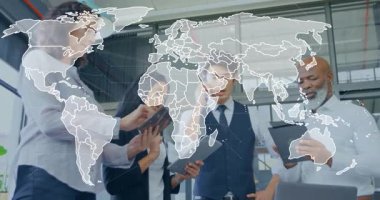 Masada iş birliği yapan dört profesyonel holografik harita ile iş verilerini inceliyor. Teknoloji, takım çalışması, yenilik, analitik, dijital, kurumsal, iletişim