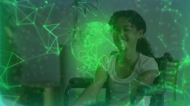 Tekerlekli sandalyedeki çocuk, eğitim sahnesinde neon ağlar arasında holografik dünyayı keşfediyor. Gelecekçi, yenilikçi, teknoloji, erişilebilirlik, eğitim, dijital, etkileşimli