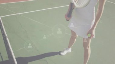 Sert kortta top oynayan bayan tenisçi, kullanıcıları birbirine bağlayan teknoloji ağı simgelerini gösteriyor. Sporcu, spor, rekabet, bağlantı, dijital, modernleşme, fitness