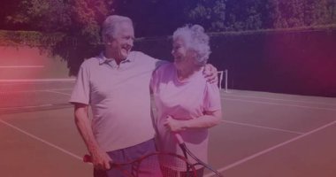 Tenis kortunda poz veren yaşlı çift, animasyon sağlık istatistikleri ve kalp atış hızı ikonları gösteriyor. Aktif yaşam tarzı, açık hava sporu, kıdemli fitness, sağlıklı yaşlanma, eğlence aktivitesi, boş zaman, doğal çevre