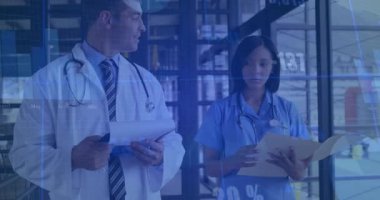 Erkek doktor ve kadın klinisyen hastane koridorunda dijital veri grafikleri göstererek sohbet ediyorlar. Tıbbi, takım çalışması, profesyonel, modern, sağlık, analitik, işbirliği