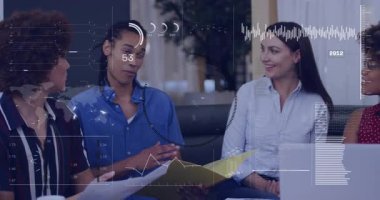 Ekip üyeleri lobideki iş raporlarını inceliyor. Canlandırılmış bar çizelgeleri ve dünya haritası örtüşmeleri var. İşbirliği, takım çalışması, veri analizi, modern çalışma alanı, yenilik, iş stratejisi, profesyonel çevre