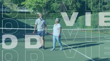 Olgun bir erkek ve yaşlı bir kadın tenis kortunda raketlerle yürüyor, canlı fitness çizelgesi gösteriyor. Aktif giysi, boş zaman, açık hava, spor, yaşam tarzı, hareketli, egzersiz