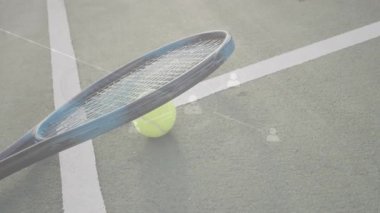 Üzerinde mavi tenis raketi kafası olan 3D görüntüleme, neon sarı topun üzerine eğilerek ağ simgeleri gösteriliyor. Spor, eğlence, teknoloji, dijital, bağlantı, atletik, disiplin