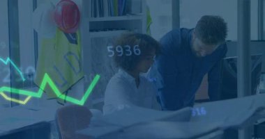 Mühendis ve tasarımcı, mühendislik ofisindeki planlar üzerinde işbirliği yapıyor, çizgi grafiği üst üste gösteriyor. İşbirliği, takım çalışması, yenilik, üretkenlik, modernlik, teknik, stratejik