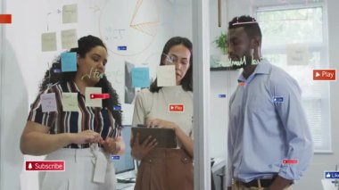 Pazarlama ekibi beyaz tahtada çizim çiziyor, yüzen abonelerle ve simgeleri çalıyor. İşbirliği, beyin fırtınası, takım çalışması, modern, yenilik, girişim, şirket