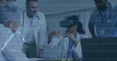 Klinik laboratuarında çalışan tıbbi ekip sanal gerçeklik cihazıyla holografik çizelgeyi değiştiriyor. Sağlık, yenilik, dijital, işbirliği, teknoloji, araştırma, eğitim