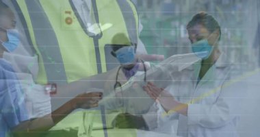 Klinikteki cihazların evraklarını inceleyen maskeli bir tıbbi ekip. Finansal çizelgeleri birleştiren bir ekip. Sağlık, işbirliği, veri görselleştirme, profesyonellik, teknoloji, hastane, analiz