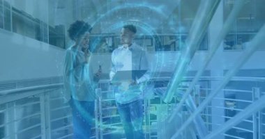 Holografik Bitcoin sembolü ve akıllı telefonları kullanarak asma katman hakkındaki şifreli verileri analiz eden iş arkadaşları. Teknoloji, yenilik, dijital, işbirliği, çalışma alanı, fütüristik, finans