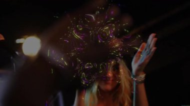 Müzik kulübünde mikrofona şarkı söyleyen bir kadın, sahnede dans eden dönen neon projeksiyonlu. Sanatçı, gece hayatı, enerjik, soyut, sahne, projeksiyon, eğlence