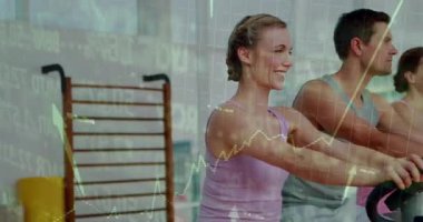 Spor salonunda egzersiz bisikletleri üzerinde pedal çeviren spor grubu animasyon performans çizelgeleri sergiliyor. Spor, spor, kardiyo, eğitim, sağlık, takım, motivasyon