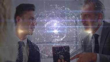 İş arkadaşları modern ofiste tabletin üzerinde yüzen dijital ağ hologramını tartışıyor. Teknoloji, yenilik, işbirliği, şirket, fütüristik, iletişim, ağ