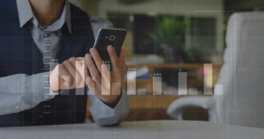 Modern iş ofisindeki akıllı telefonları dinleyen, yüzen veri grafikleri ve grafikleri gösteren bir adam. Kurumsal, analitik, yenilik, teknoloji, profesyonel, ağ, dijital