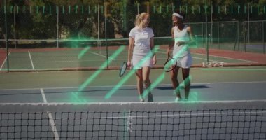 Tenis kortunda yürüyen iki kadın holografik teknoloji veri grafikleri sergiliyor. Atletik, teknoloji, fitness, spor giyim, açık hava, canlı, takım çalışması