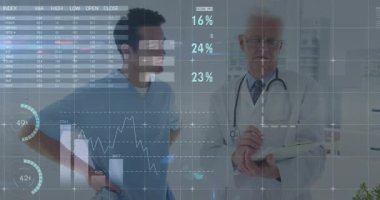 Doktor ve kıdemsiz personel klinikteki steteskop verilerini inceleyerek dünya haritası ve haritalarını gösteriyorlar. Tıbbi, analitik, işbirliği, teknoloji, teşhis, yenilik, profesyonel