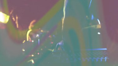 Teknoloji mikser teknolojisini düzeltirken animasyon ses çubuklarıyla sis altında gösteri yapan bir grup. Konser, canlı müzik, performans, sahne, atmosfer, ses mühendisliği, müzisyenlik