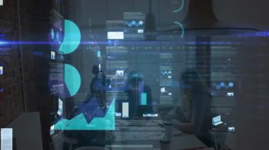 Konferans masasının etrafında iş birliği yapan üç kadın, iş bilgisayarının ekranında grafikleri örtüyor. İşbirliği, takım çalışması, dijital, yenilik, modernlik, üretkenlik, analitik