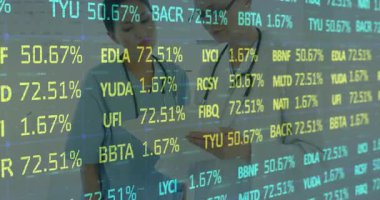 Klinikte tableti inceleyen kadın doktorlar, canlandırılmış hisse senetleri ve yüzde verileri gösteriyorlar. Sağlık, işbirliği, teknoloji, profesyonellik, yenilik, tanı, takım çalışması